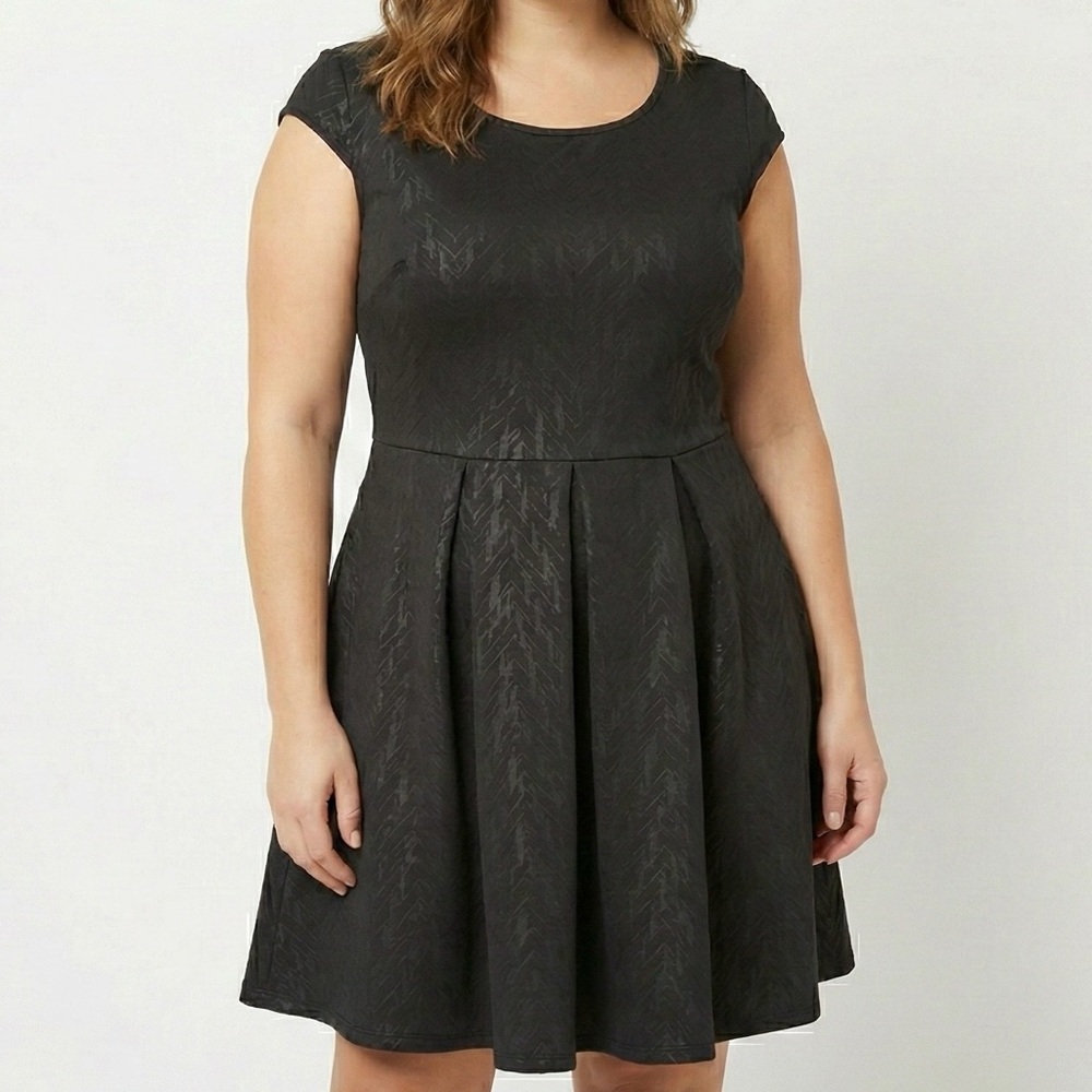 IZ Byer Black Textured Skater Dress Cap Sleeve Keyhole Back Fit & Flare Sz L EUC